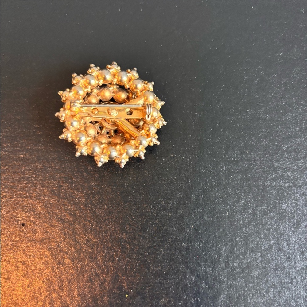 Elegant Vintage Gold Floral Brooch - Picture 7 of 7
